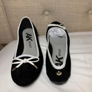 Black and White Flats